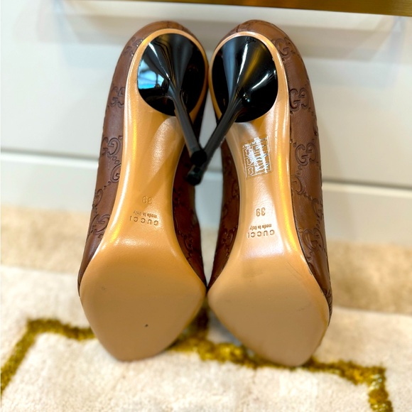 Gucci Brown Leather Embossed Stiletto Heels - Size 39. A minimalist dream. - Picture 3 of 4